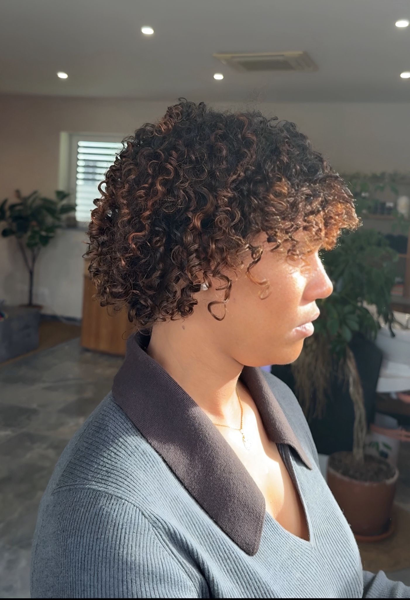 Coupe courte bouclée, définition + reflets caramel - EL SOLÉ